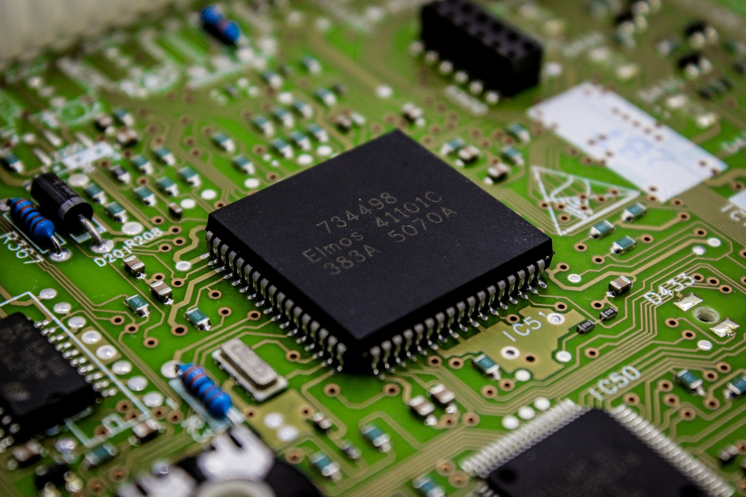 Ein Chip auf einer grünen Leiterplatte