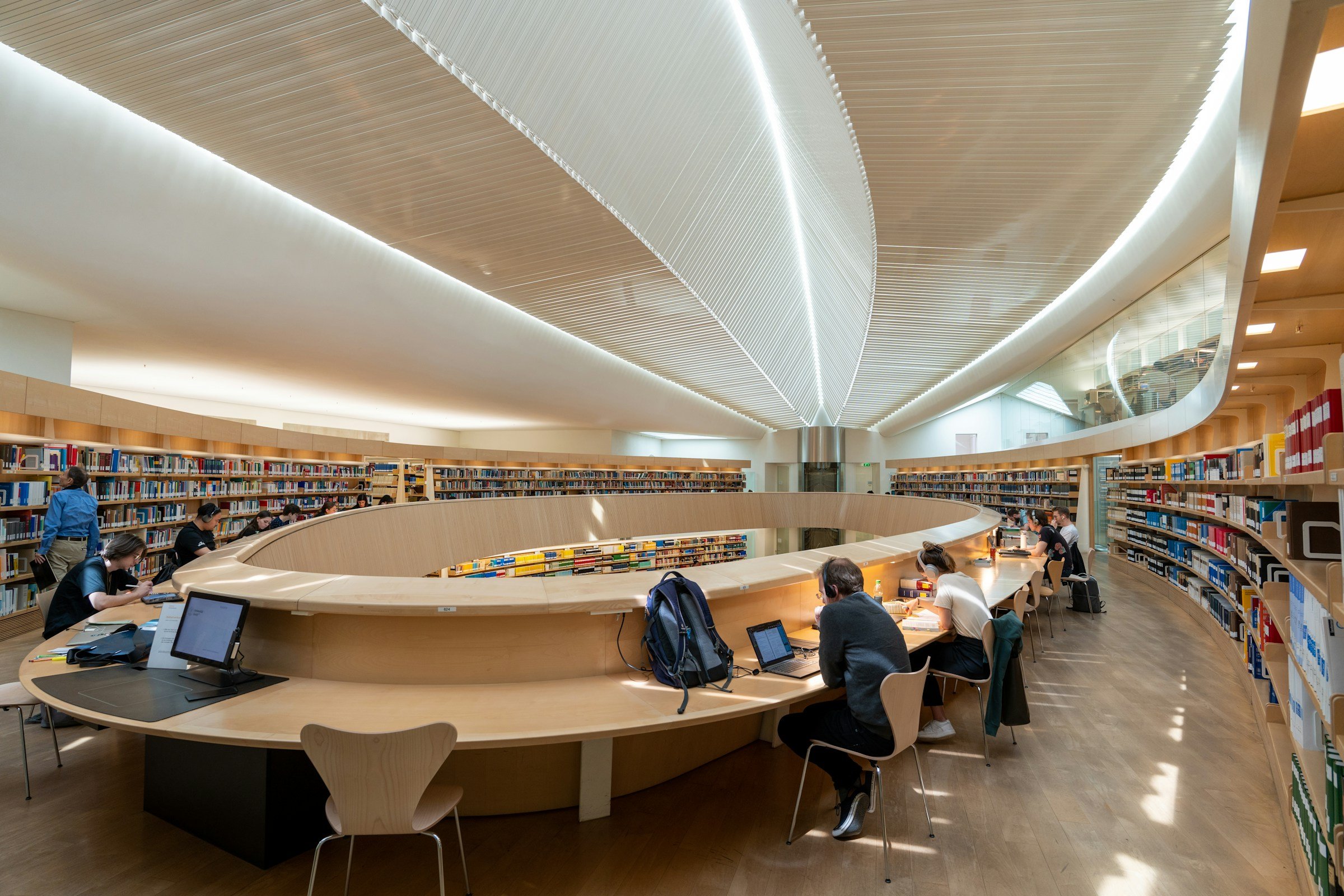 Eine moderne Bibliothek mit Lesenden